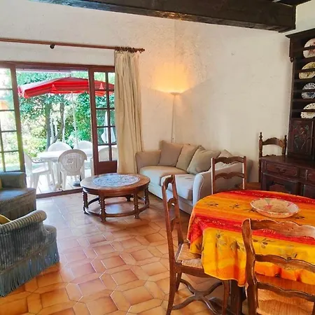 Family House 4 Bedrooms - With Garden Hébergement de vacances *